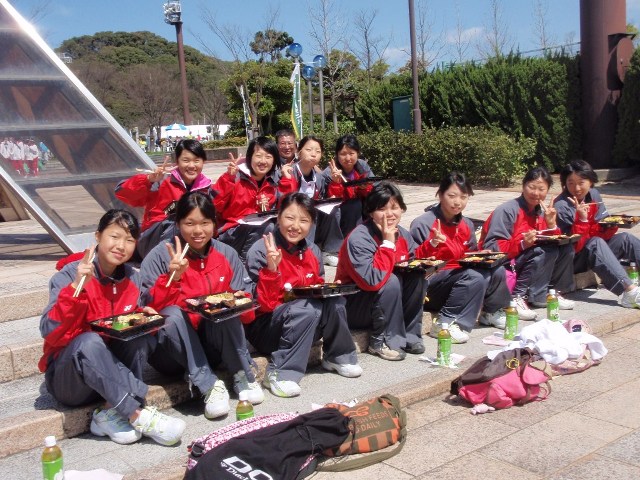 32_3_21_06.JPG - 昼食のひととき