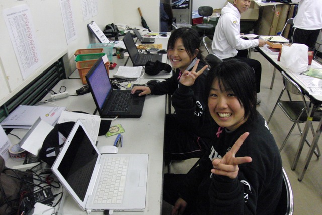 32_3_25_08.JPG - てきぱきと仕事をする補助員