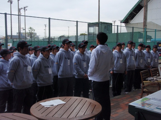 32_3_25_23.JPG - てきぱきと仕事をする補助員