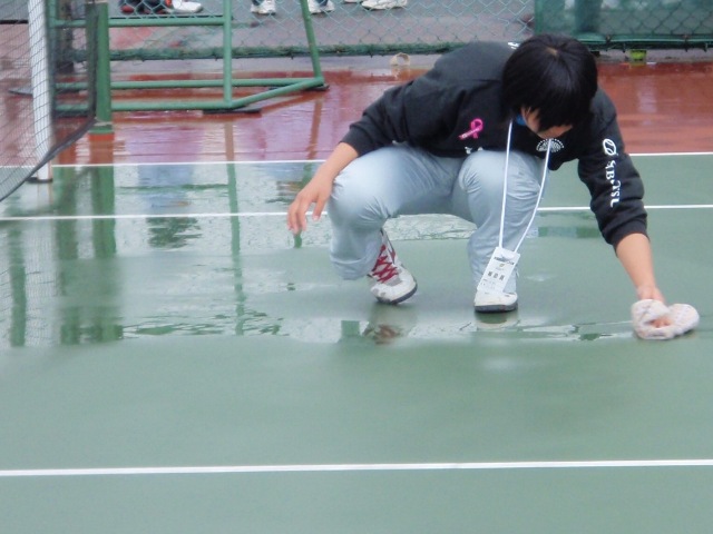 32_3_25_30.JPG - てきぱきと仕事をする補助員