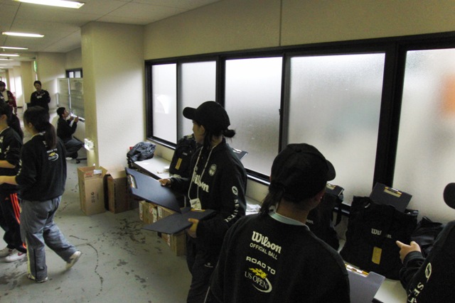 32_3_25_46.JPG - てきぱきと仕事をする補助員